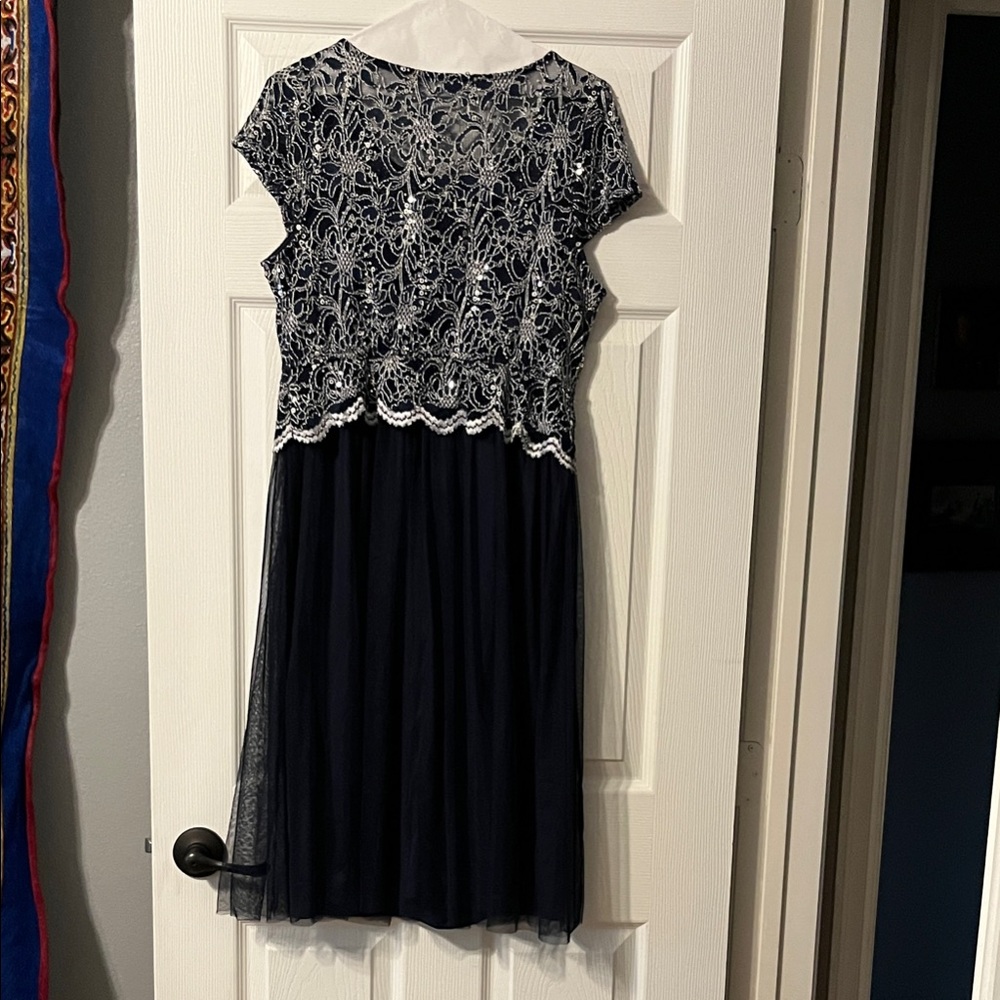 Elegant Navy and Silver Lace Cocktail Evening Dress - Picture 4 of 6